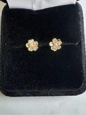 Floral Pearl Center Stud Earrings - Gold